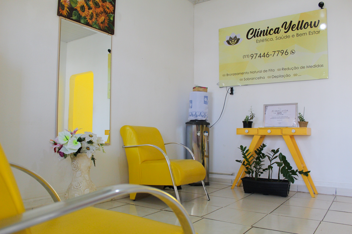 Interior da Clínica Yellow, com detalhes amarelos e ambiente de espera